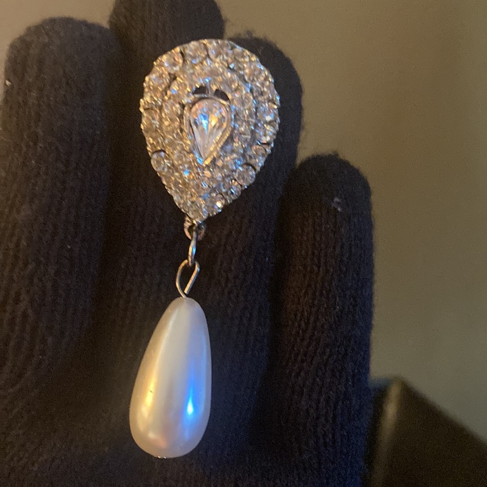 Vintage pearl and crystal pin/ brooch